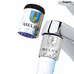 Melide-AquaClics in Farbe und in Edelstahl, einer ist am Wasserhahn
